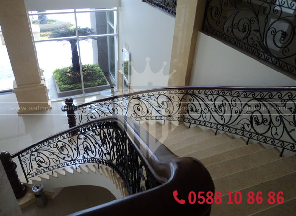Cầu thang sắt mỹ thuật với hoa văn tinh xảo đẹp mắt phù hợp với nhà biệt thự
