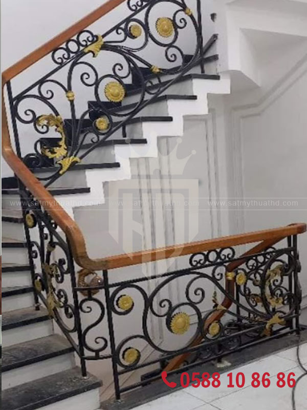 Lan can sắt uốn lượn mềm mại, họa tiết hoa lá tinh tế, tạo điểm nhấn cho không gian