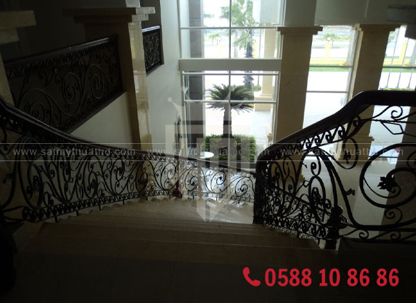 Lan can sắt với chi tiết hoa văn uốn lượn, sang trọng là điểm nhấn cho ngôi nhà