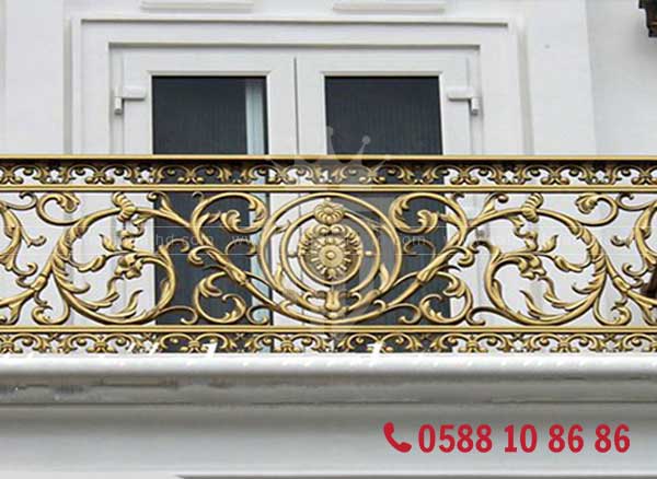 Ban công hoa sắt cổ điển nhũ vàng
