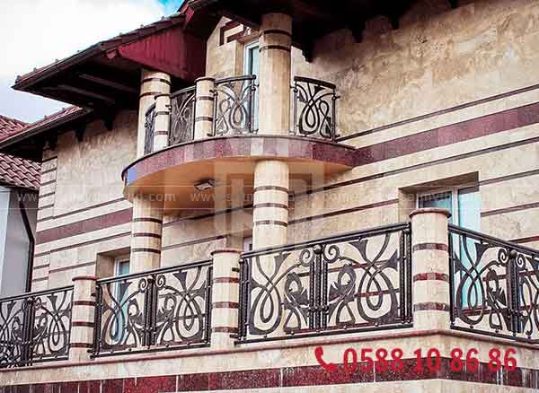 Ban công hoa sắt cổ điển phối cột đá