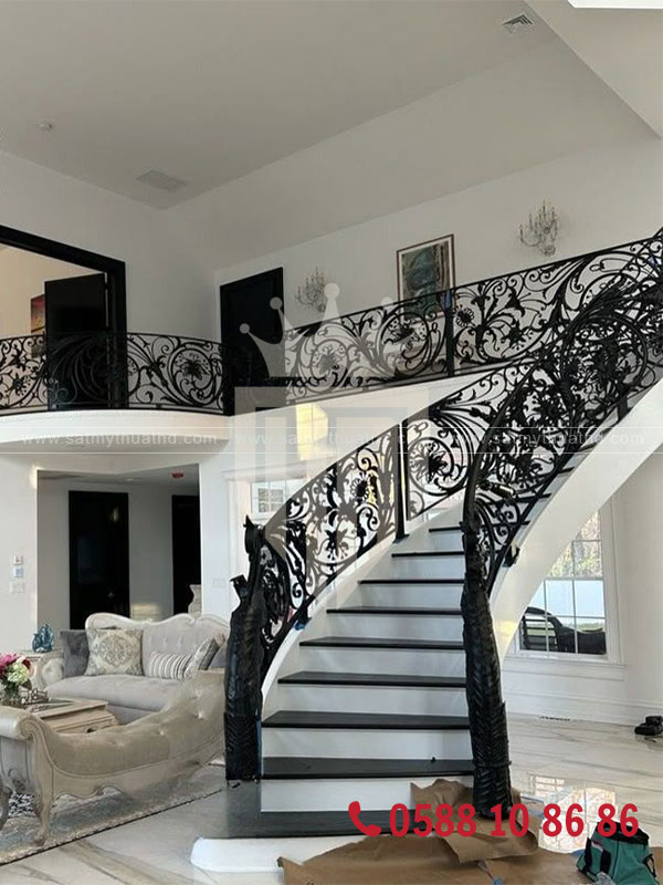 Cầu thang sắt đá chắc chắn