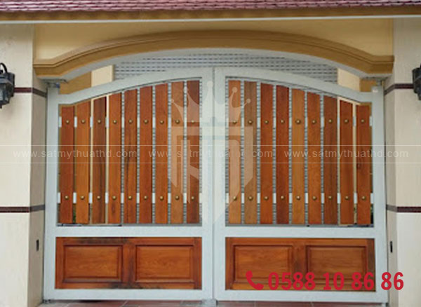 Cổng sắt mỹ thuật kết hợp gỗ teak ngoài trời