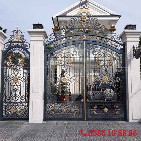 Cổng sắt vòm 3 cánh chắc chắn với hệ thống khóa an toàn