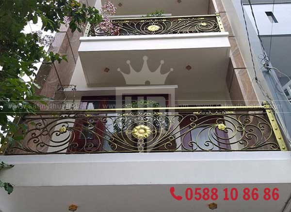 Lan can ban công cổ điển đồng bộ cửa sổ