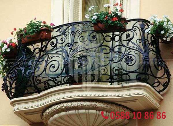 Mẫu lan can sắt cổ điển uốn hoa văn cho biệt thự
