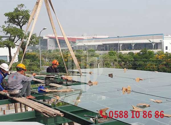 Giải đáp thi công mái kính cường lực an toàn