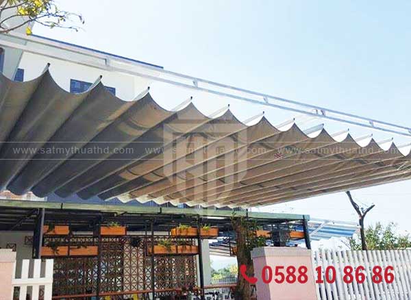 Giải pháp rèm che mái kính ngoài trời nhà hàng