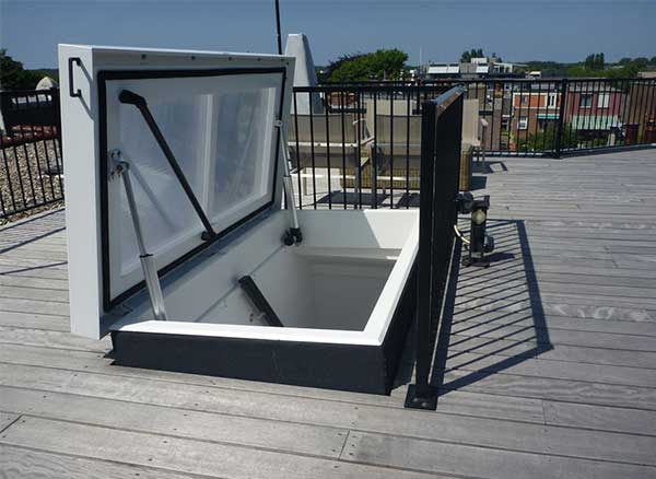 Giếng trời thông minh bằng mái kính mở hất