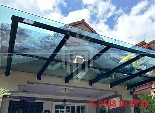 Vật liệu khung sắt và kính cường lực