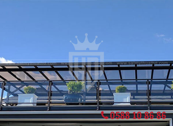 Khung sắt mái kính cường lực cho sân thượng
