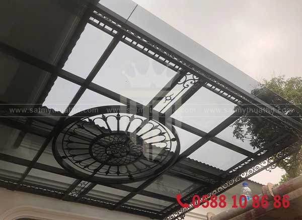 Khung sắt mái kính màu xám khói