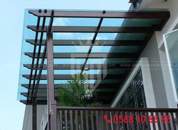 Kính cường lực 12mm cho mái che ban công