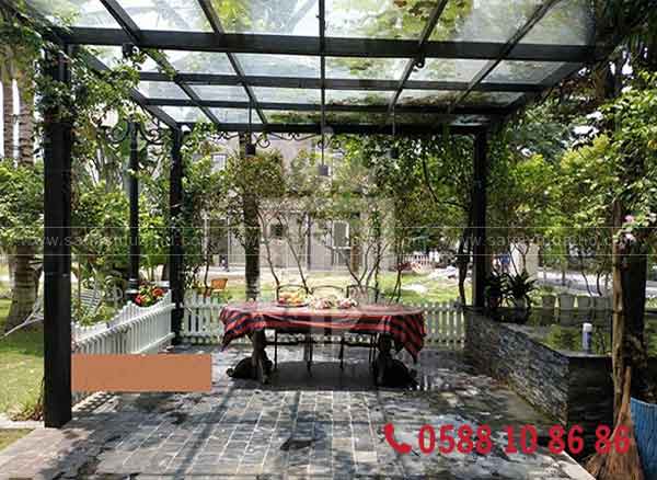 Mái che kính khu vực sân sau