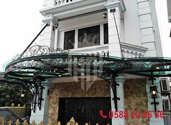 Mái hiên kính cường lực khung thép trước nhà phố
