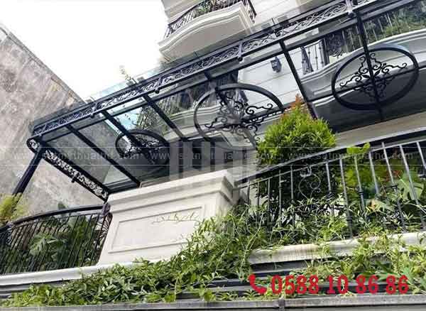 Mái kính cường lực 12mm cho ban công nhà phố