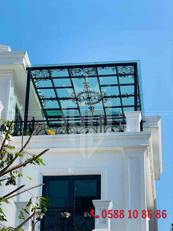 Mái kính cường lực đẹp cho sân thượng nhà phố