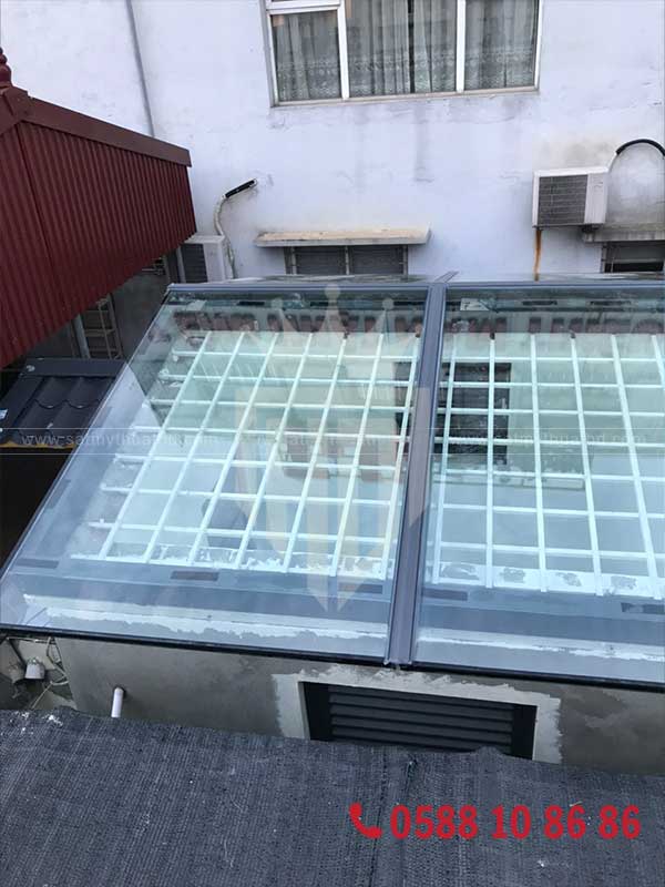 Mái kính dán an toàn giếng trời