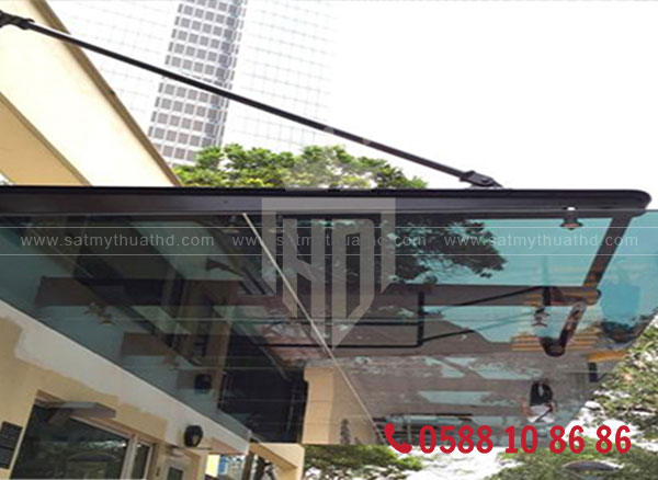 Mái kính khung thép kết hợp kính dán an toàn
