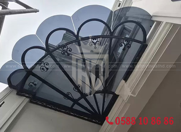 Mái kính màu xám khói cho nhà phố