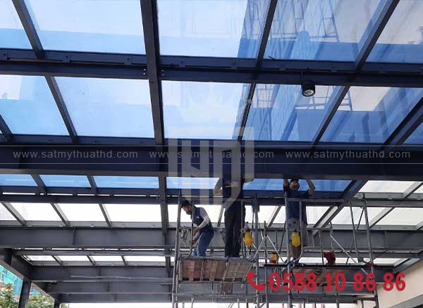 Mái kính màu xanh dán phim cách nhiệt