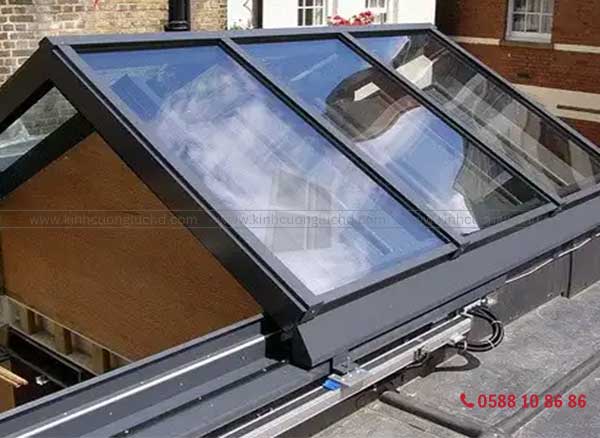 Mái kính xám khói giếng trời