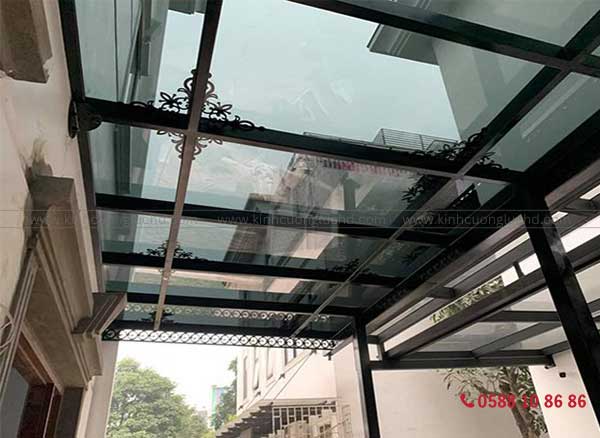 Mái kính xám khói cho nhà phố