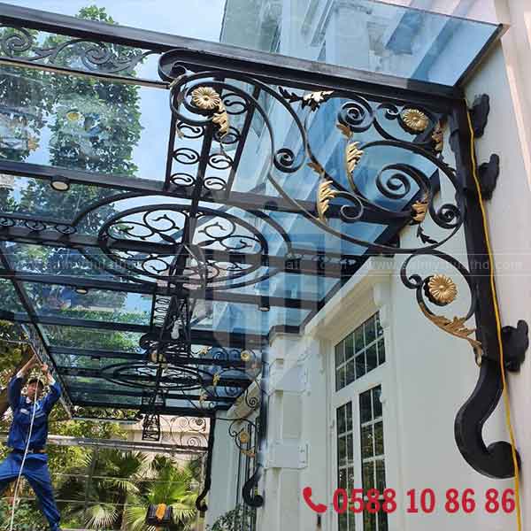 Thi công mái kính đơn giản tại biệt thự