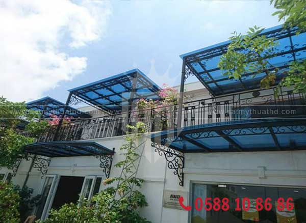 Mái kính xanh dương ban công