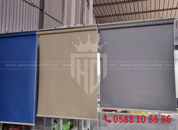 Rèm cuốn mái kính văn phòng hiện đại