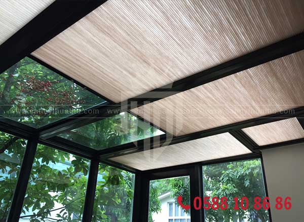 Rèm trần che nắng mái kính quán café ngoài trời