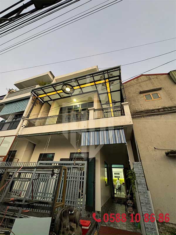 Mái kính sân thươngj cùng đèn cảm biến