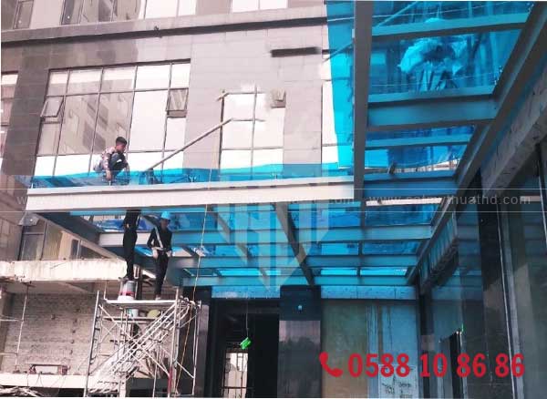 Mái sảnh kính cường lực dùng cáp treo hiện đại

