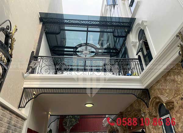 Mái hiên kính lấy sáng có hoa văn

