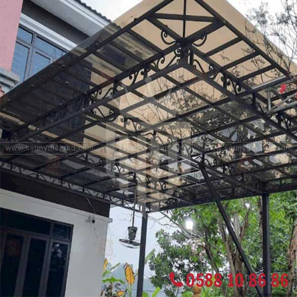 Mái kính hiên nhà phố khung sắt hộp đơn giản

