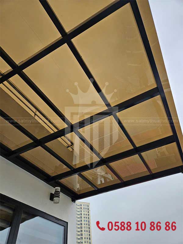 Mái hiên kính cường lực lấy sáng cho nhà phố

