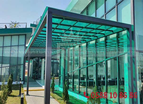 Mái kính che hiên trước nhà ống hiện đại

