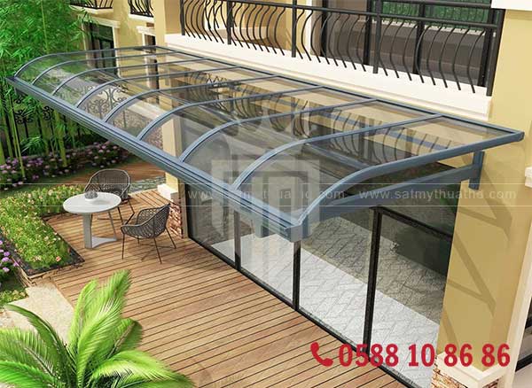 Mái kính hiên sau nhà phố làm giàn cây leo

