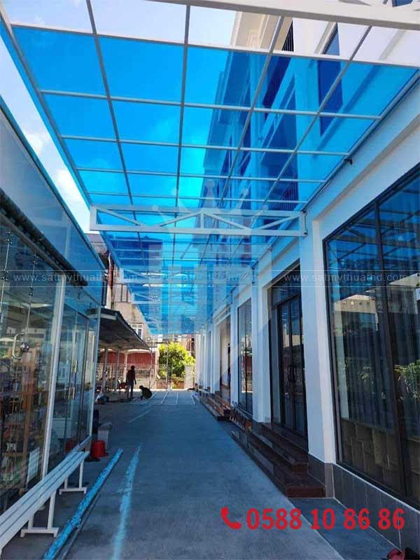 Mái kính che hiên kết hợp lam chắn nắng

