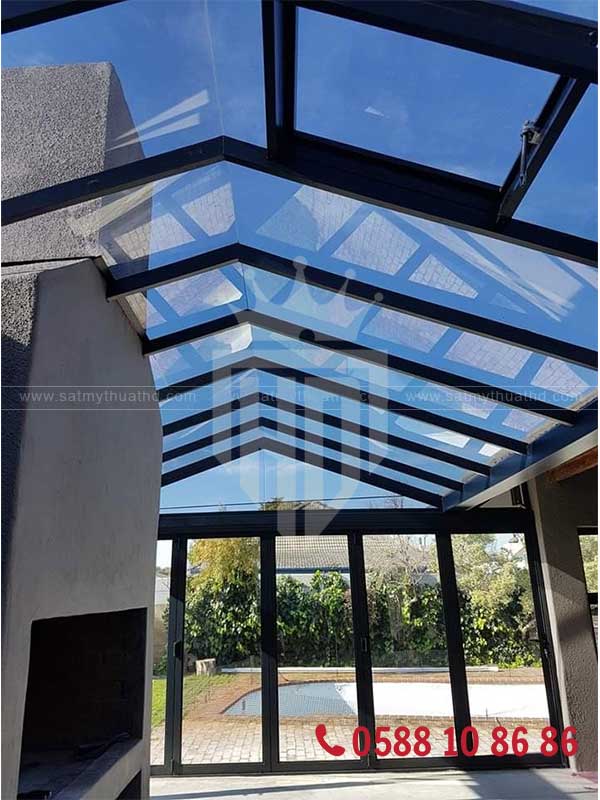 Mái che kính cường lực sân thượng nhà ống

