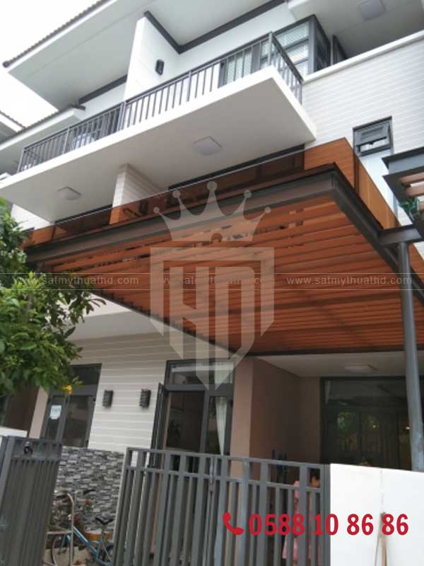 Mái kính màu trà hệ khung nhôm cao cấp, vững chãi

