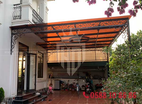 Mái kính màu trà cường lực cho sân sau nhà phố

