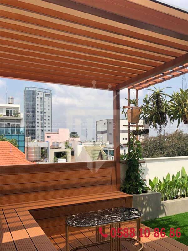 Mái kính cường lực màu trà cho lối đi bên hông nhà

