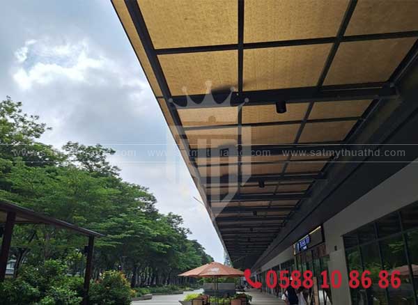 Mái kính màu trà kết hợp vườn treo cho ban công

