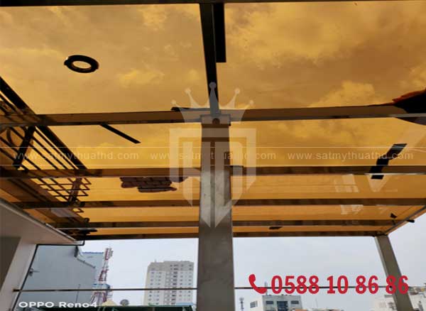 Mái kính cường lực màu trà có độ dày chắc chắn 