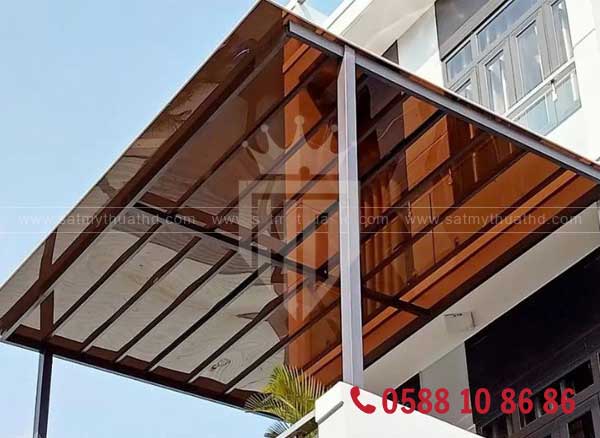 Mái kính màu trà cường lực cho nhà phố hiện đại