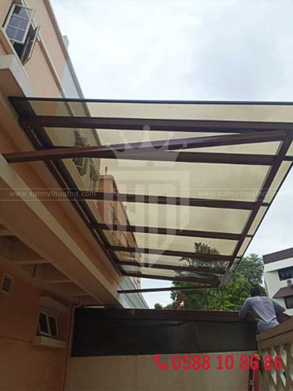 Mái  kính cường lực mang lại không gian đẹp mắt hài hoà 