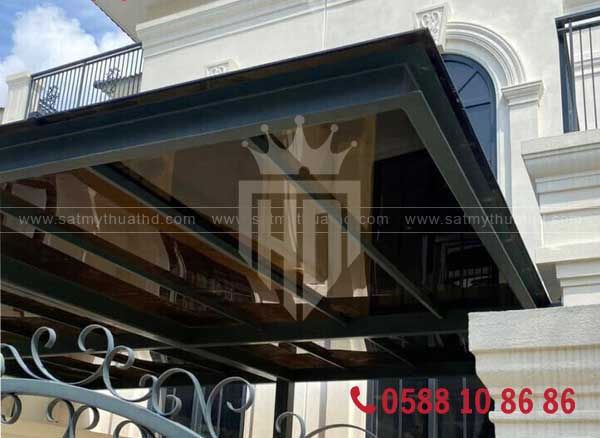 Mái che kính màu trà an toàn cho ban công nhà phố

