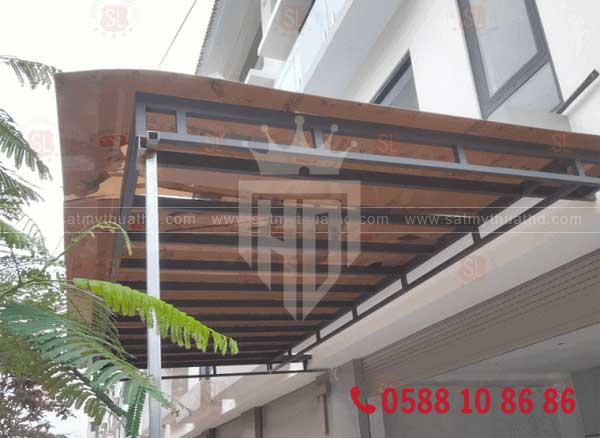 Mái hiên kính cường lực màu trà che sân thượng

