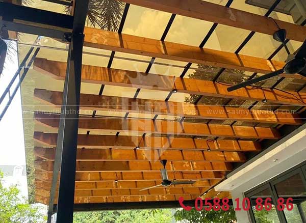 Mái kính màu trà cách nhiệt cho nhà phố hiện đại

